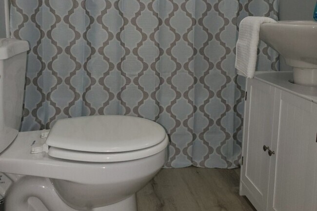 Full bath - 1615 E Eyre St