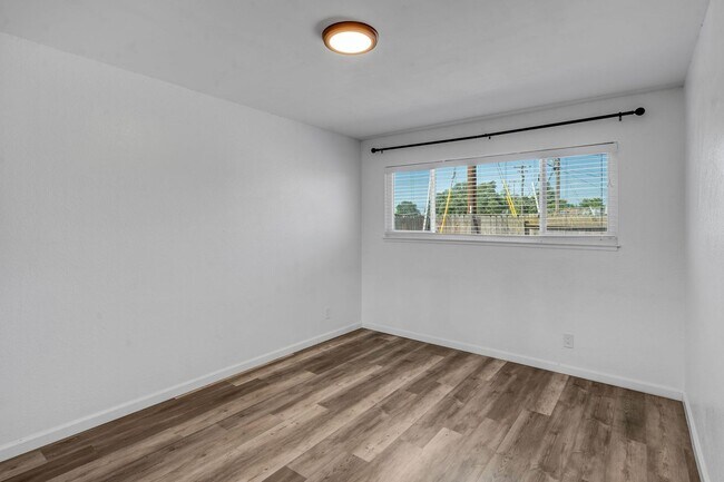 Building Photo - Updated Orangevale Duplex with Private Yard and Garage!