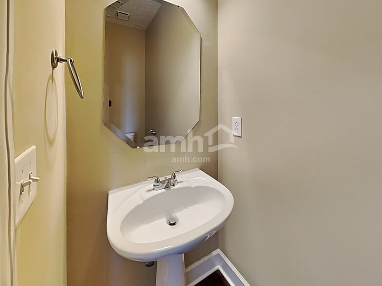 Building Photo - 1802 Potters Ct