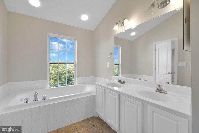 Building Photo - 111 Chevy Chase St