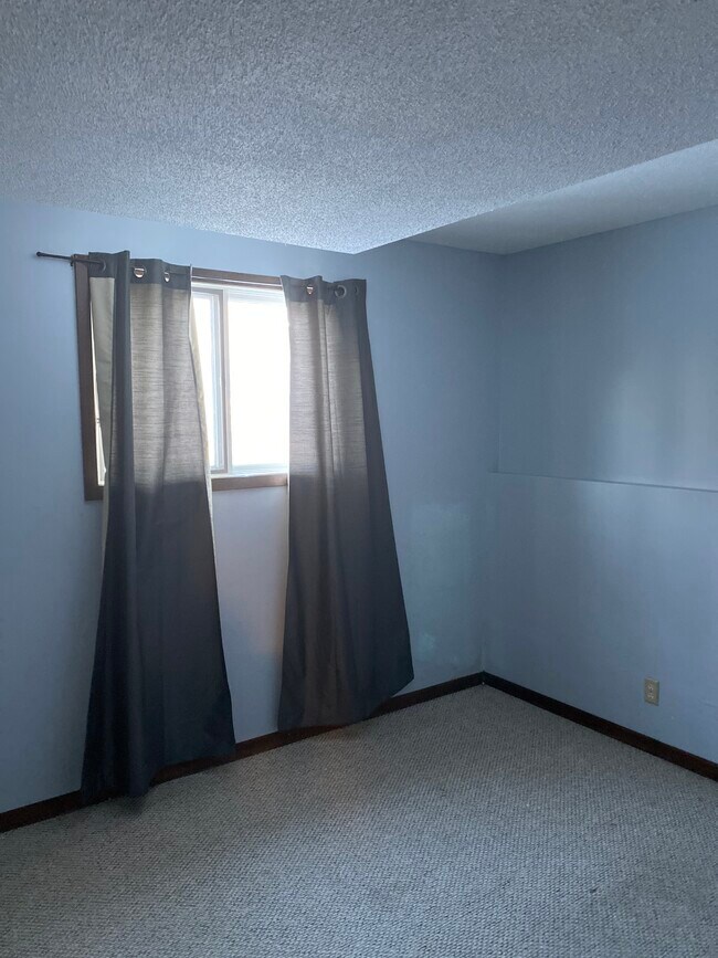 downstairs bedroom - 2639 Skyview Ct