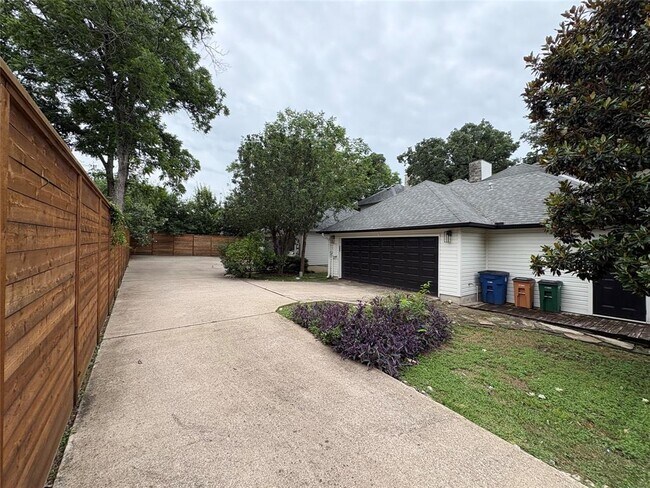 Building Photo - 1204 W 39th St