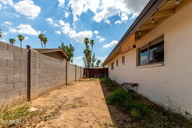 Building Photo - 2534 E Fairfield St