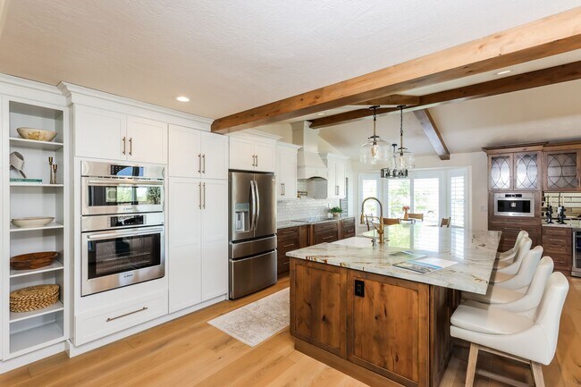 Building Photo - 6 Bed/6 Bathroom house in Riverton