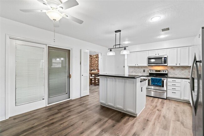 Building Photo - 13818 Menasco Ct