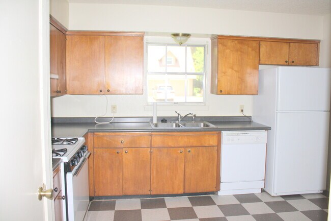 Building Photo - 3 BR / 1 BA House off Shoal Creek/Steck!