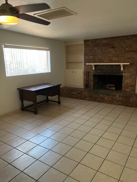 Master bedroom with fireplace - 902 E Amelia Ave