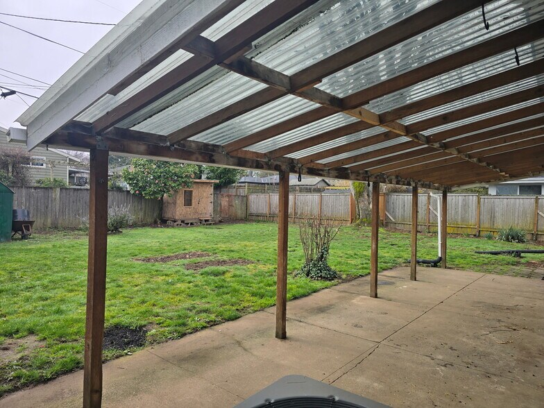 Building Photo - 11824 NE Stanton St