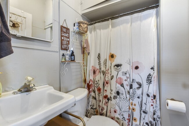 Building Photo - 933 Spaight St