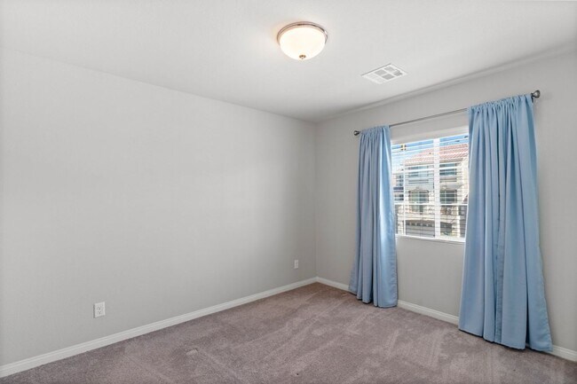 Building Photo - Beautiful 4 Bed 2.5 Bath Home Jones and Wa...