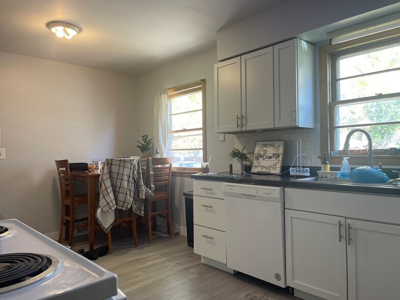 Kitchen - 1228 Highland Ave