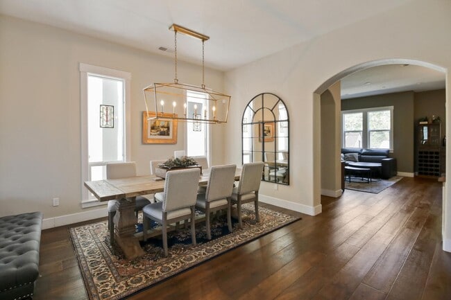 Building Photo - 4 Bed / 3.5 Bath | Crocker Village Brownst...