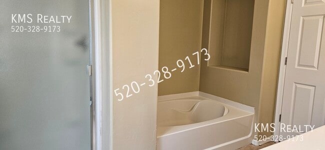 Building Photo - 7178 S Oakbank Dr