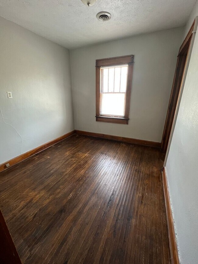 Building Photo - 1 Bdrm Apartment Avail July 2025!  $825 Mo...