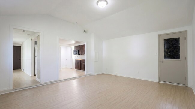 Building Photo - 3 bedroom 2 bathroom single family home | section 8 welcomed