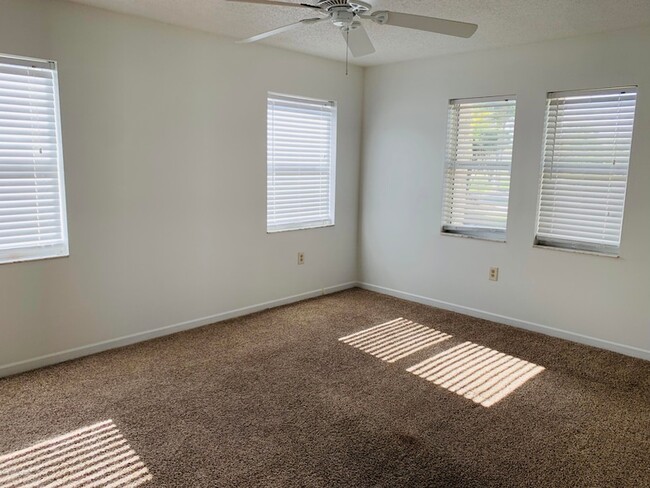 Building Photo - 185 Cinnamon Lake Cir