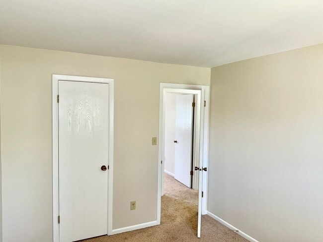Building Photo - 3 Bedroom 2 1/2 Bath Home Nestled on a Qui...