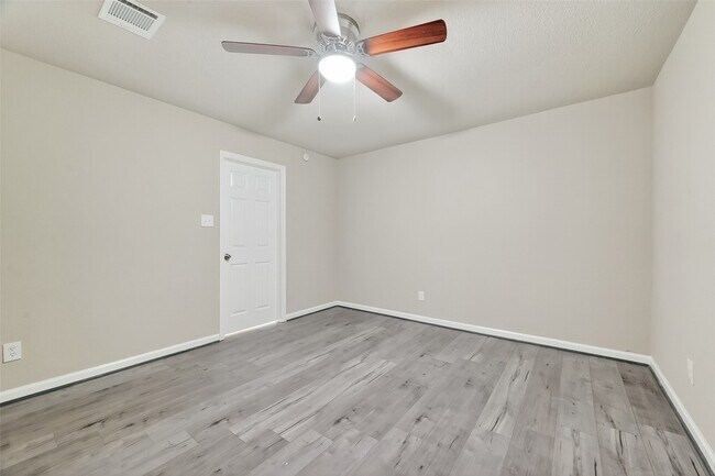 Building Photo - 10603 Highland Woods Dr