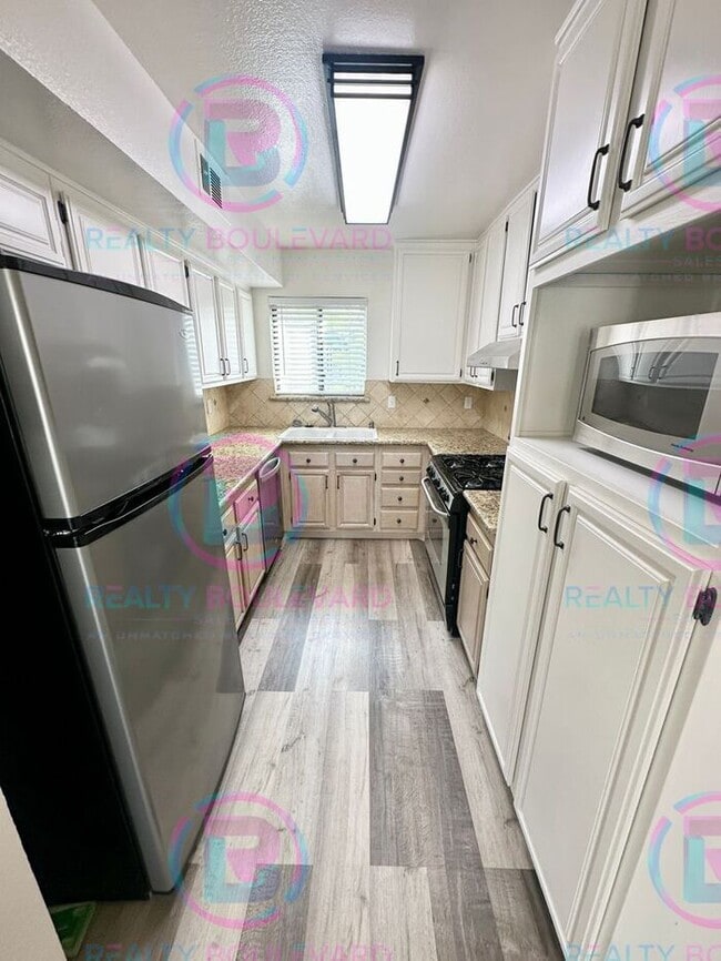 Building Photo - 1/2 Month Free! Contemporary 2-Bed Condo w...