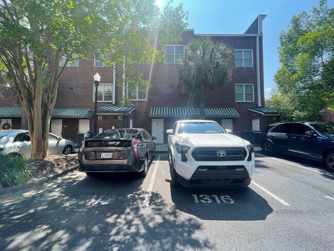 Building Photo - 3 Bedroom 2.5 Bath in the Vista