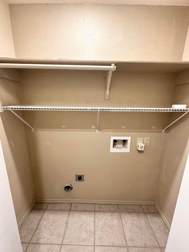 Building Photo - 2 Bedroom 1 Bathroom For Rent