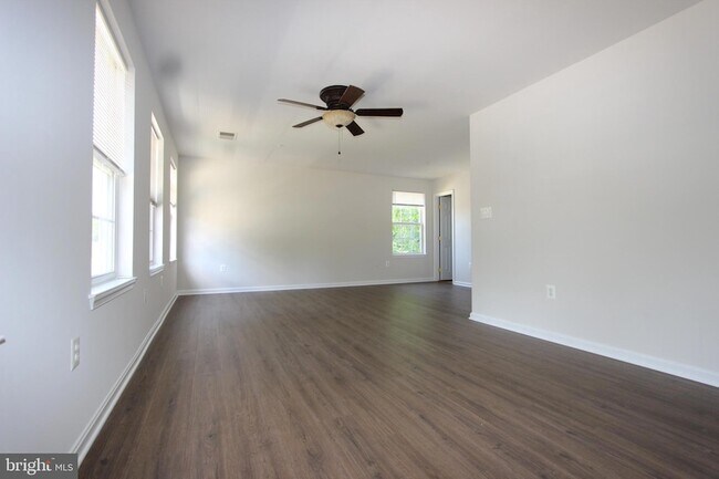 Building Photo - 406 Round Table Dr