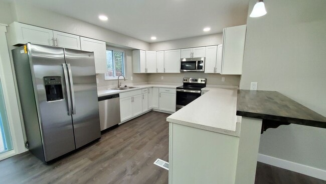 Building Photo - Beautifully updated home on Chippewa Road