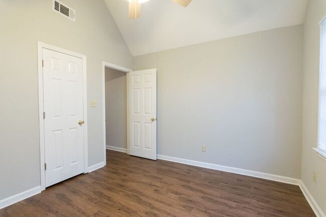 Building Photo - 150 Onyx Pl