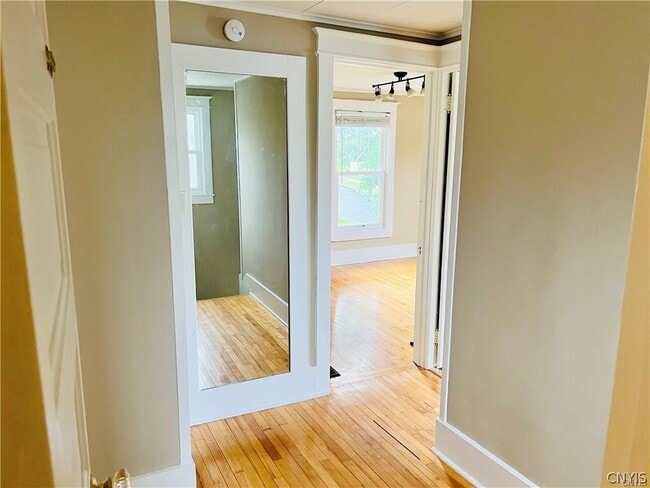 Building Photo - 1005 Gotham St