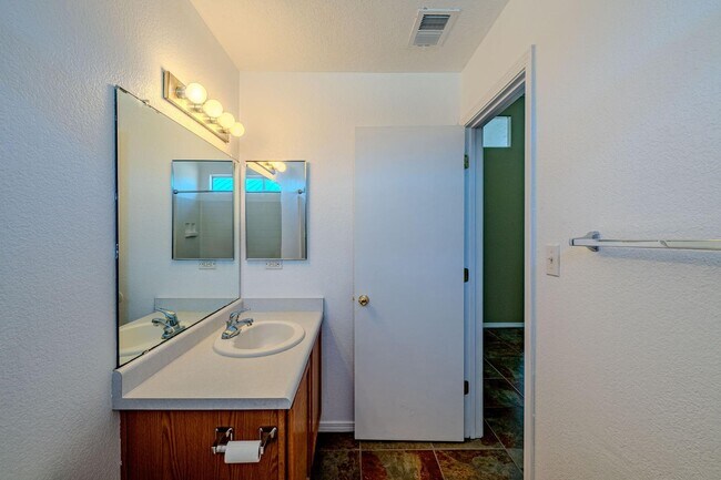 Building Photo - 4720 Shepherd Ct NE