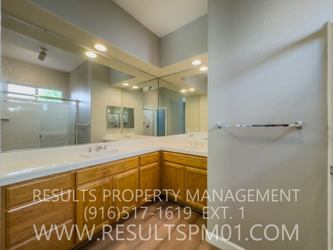 Building Photo - Lovely 4 bedroom Roseville home Olympus po...