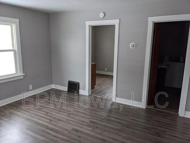 Building Photo - 609 1st St W