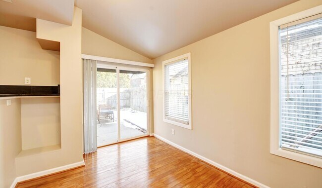 Building Photo - 746 Beech St