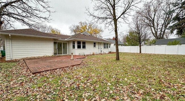 Building Photo - 4 Bedroom 2 Bath Home in St. Louis Park!