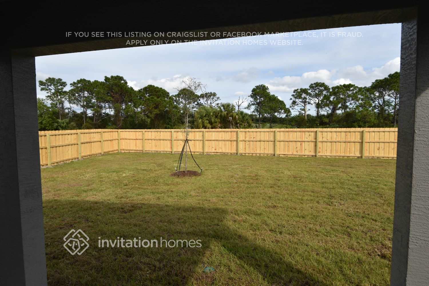 Building Photo - 371 SW Aero Cir