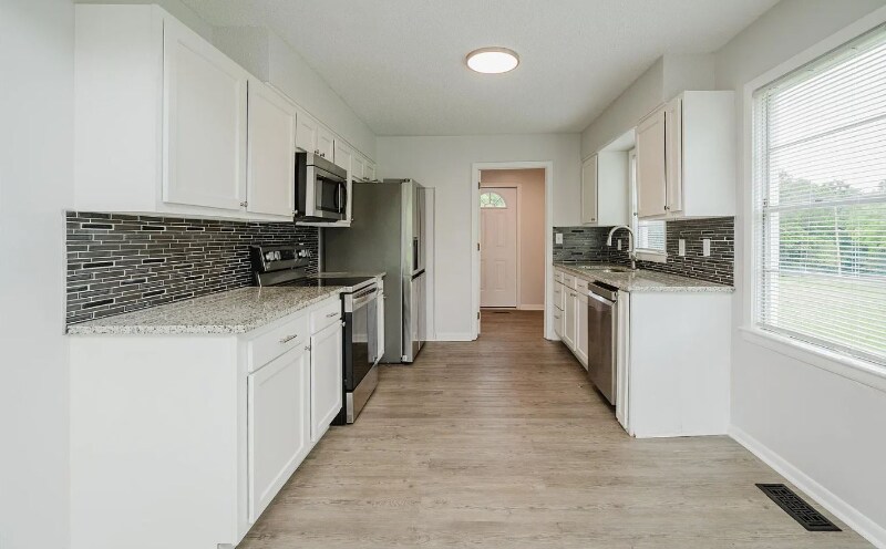 Building Photo - 2033 E Lake Blvd