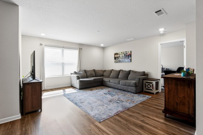 Building Photo - 727 Quintana St