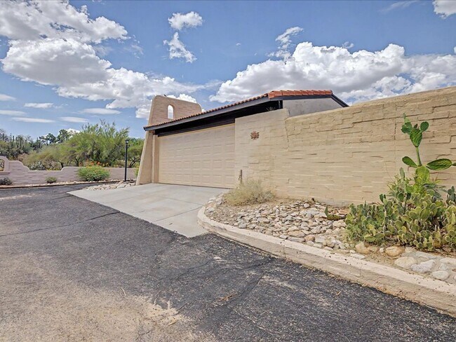 Building Photo - ALL UTILITIES, WIFI AND FURNITURE INCLUDED!! Beautiful Fully Furnished Home with Upgrades & Commu...