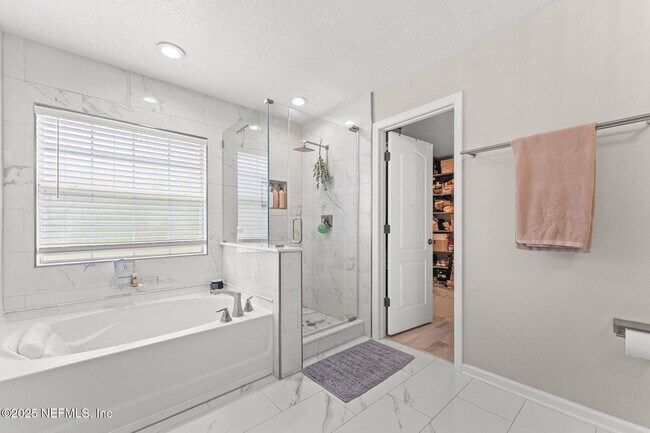 Building Photo - 75309 Ravenwood Dr