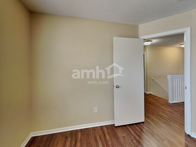 Building Photo - 5426 Alameda Rd