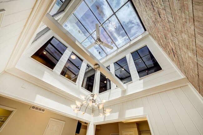 Building Photo - Large Townhome in River Oaks