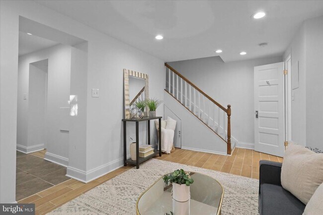 Building Photo - 521 Quintana Pl NW