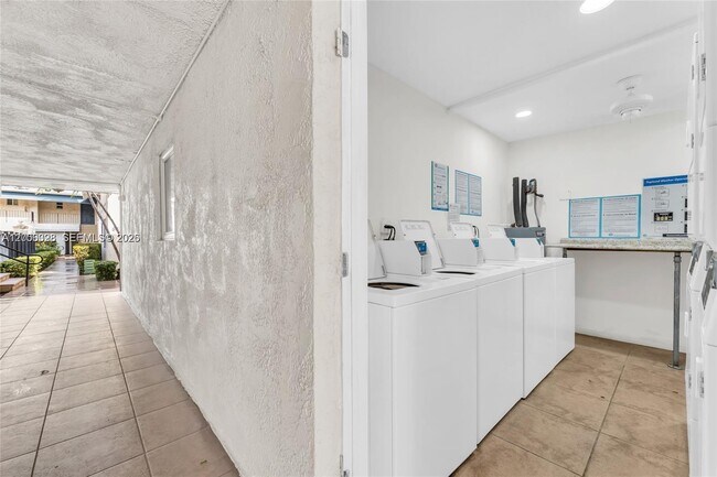 Building Photo - 8617 SW 68th Ct