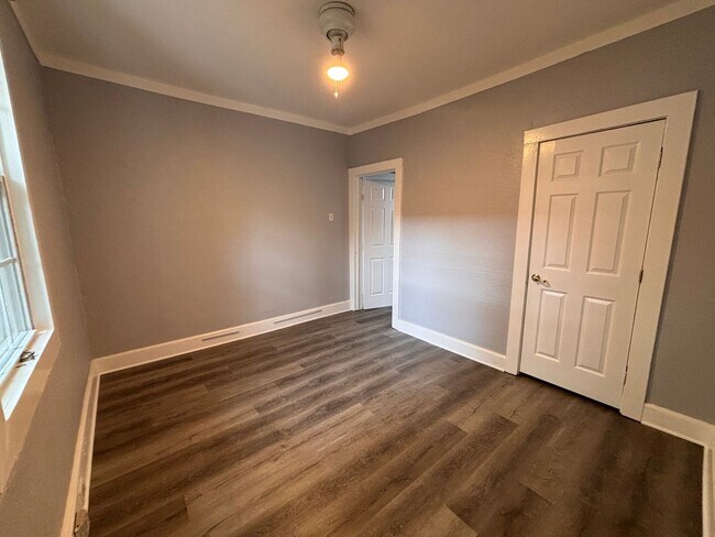 Building Photo - 3 Bedrooms, 2 Bathrooms - Home in Celenease!