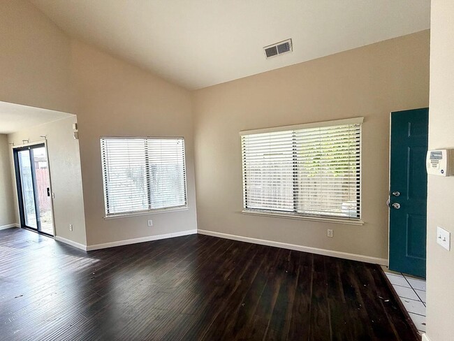 Building Photo - 661 Mockingbird Ln
