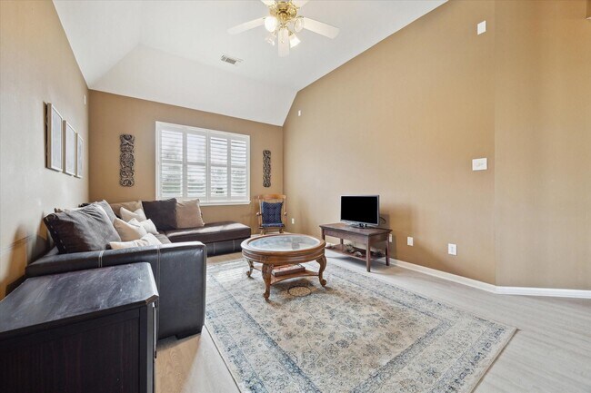 Building Photo - 11215 Royce Palms Dr