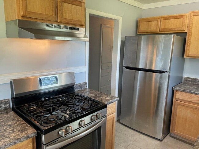 Building Photo - 2 bed garage conversion adding a flex room, full size washer connections.