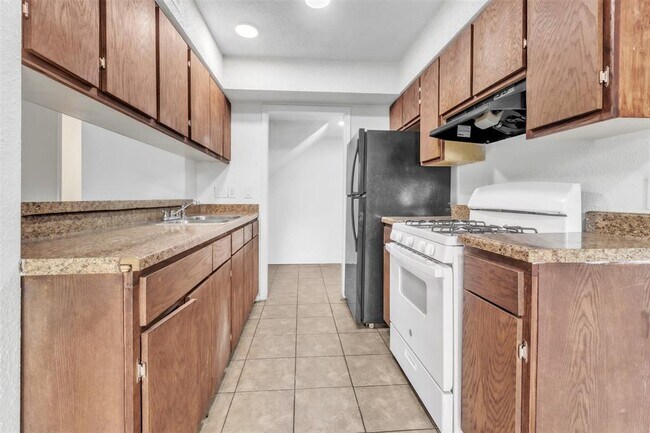 Building Photo - 5805 Cougar Dr