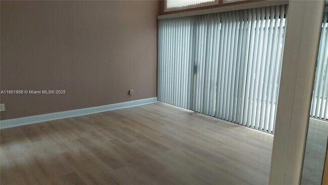 Building Photo - 2675 Parkview Dr S