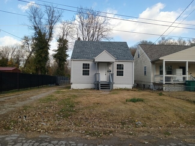 Primary Photo - Free rent for December if moved in no later than 12/31/2025! 2 Bedroom House with Basement and Bi...